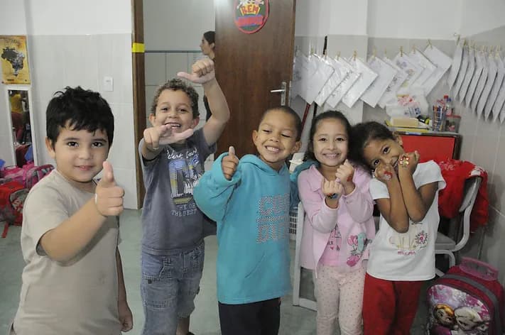Crianças sorrindo